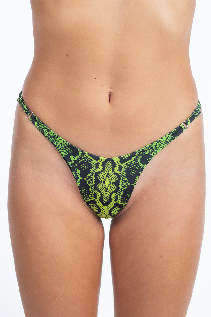 Traje De Baño Para Mujer Brazilian Bottom Con Tela De Secado Rápido Con Estampado Inspirado En Piel de Serpiente Verde CloseUp Frente