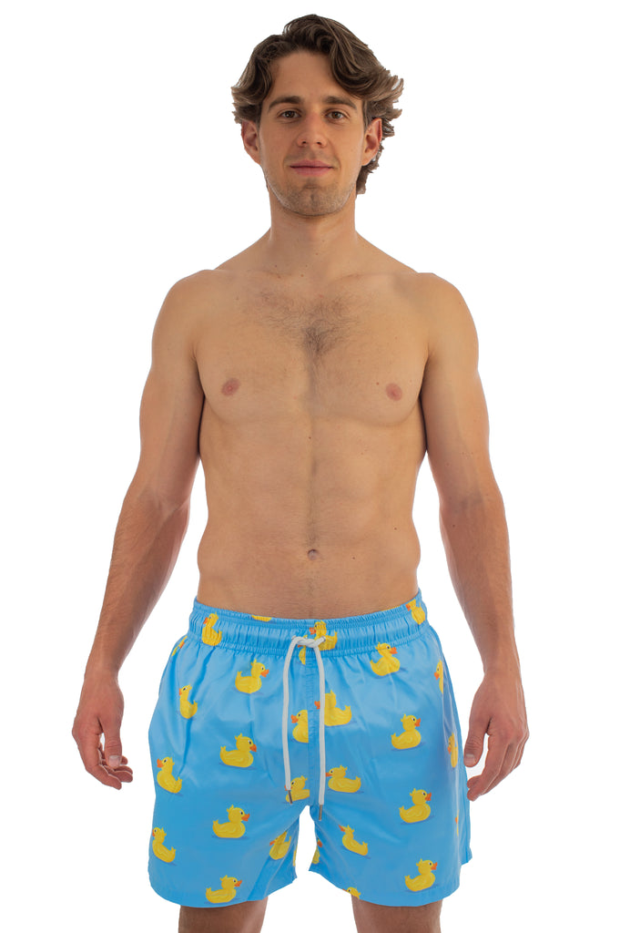 Traje De Baño Para Hombre Con Tela de Secado Rápido Con Fondo Azul Cielo Inspirado en Patitos De Hule Amarillos FullBody Frente