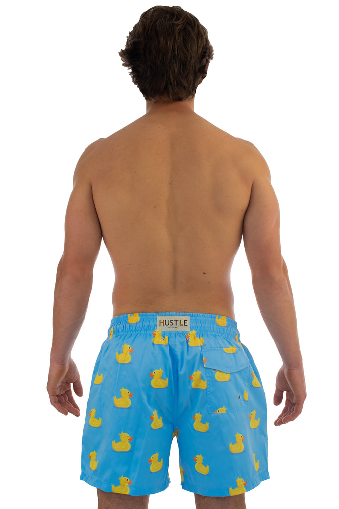 Traje De Baño Para Hombre Con Tela de Secado Rápido Con Fondo Azul Cielo Inspirado en Patitos De Hule Amarillos FullBody Atras