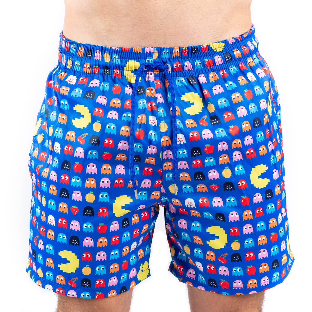 Traje De Baño Para Hombre Con Tela de Secado Rápido Con Fondo Azul Inspirado en Personajes De Colores En Pixeles De Pac-Man CloseUp Frente