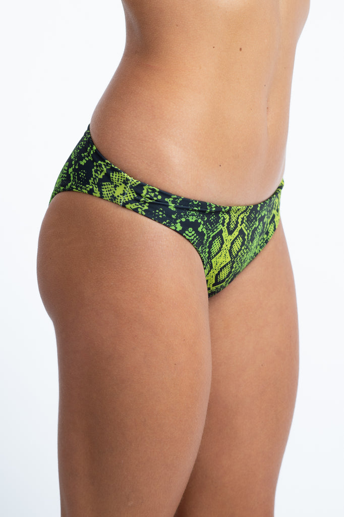 Traje De Baño Para Mujer Bikini Bottom Con Tela De Secado Rápido Con Estampado Inspirado En Piel de Serpiente Verde CloseUp Lateral