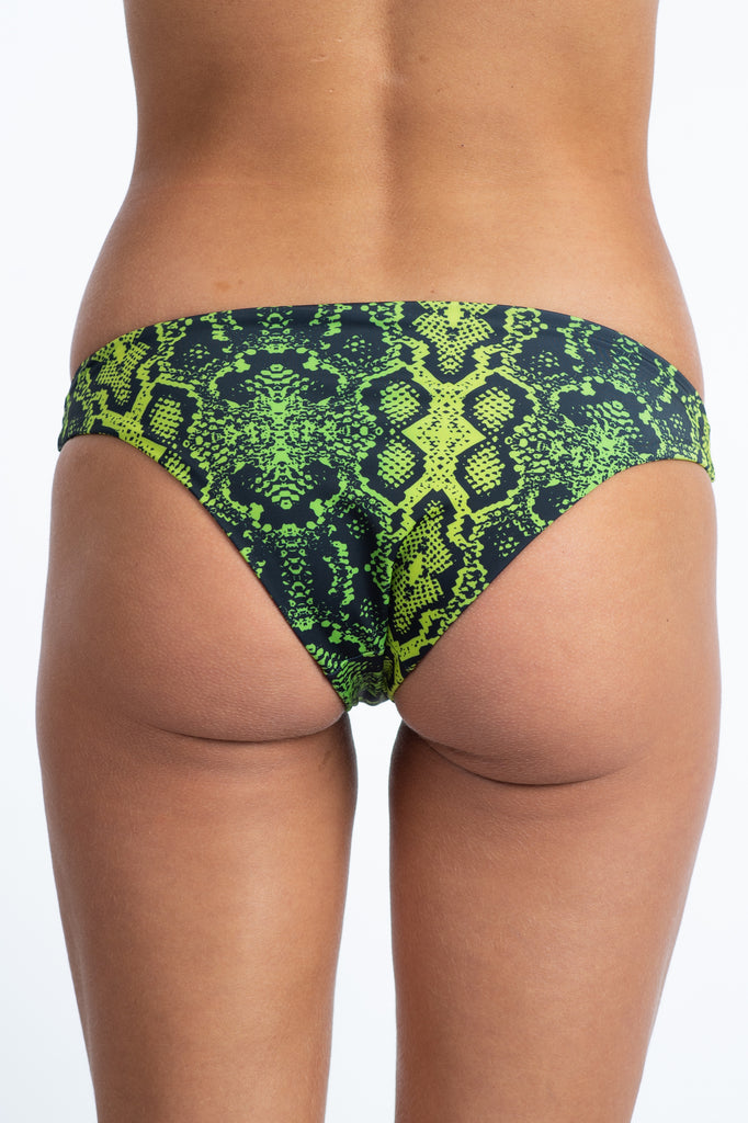 Traje De Baño Para Mujer Bikini Bottom Con Tela De Secado Rápido Con Estampado Inspirado En Piel de Serpiente Verde CloseUp Atras