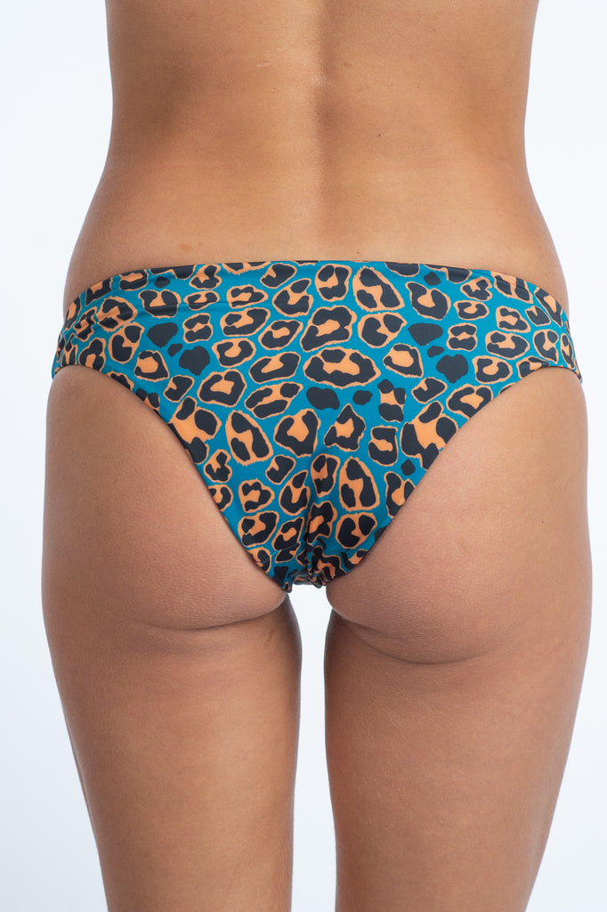 Traje De Baño Para Mujer Bikini Bottom Con Tela De Secado Rápido Con Fondo Azul Inspirado En Manchas De Leopardo Amarillas Y Negras CloseUp Atras