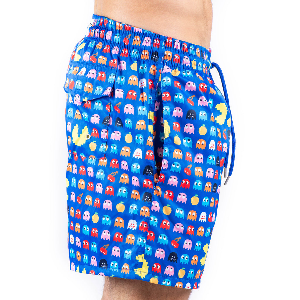 Traje De Baño Para Hombre Con Tela de Secado Rápido Con Fondo Azul Inspirado en Personajes De Colores En Pixeles De Pac-Man CloseUp Lateral